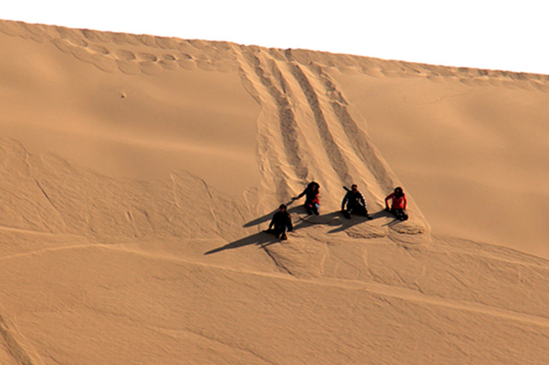 sand boerding in maranjab desert-